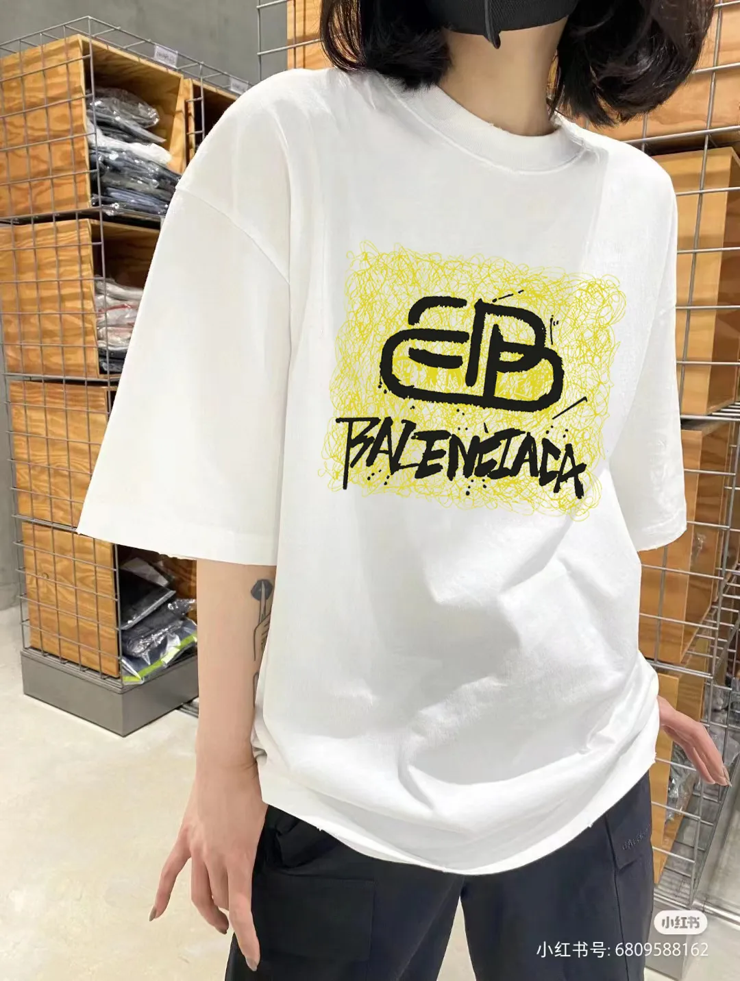 P80✨🔥 BALENCIAGA Paris lettering printed short-sleeved T-shirt. Custom-woven and dyed 300 grams of combed cotton heavyweight fabric. Zero color difference in threads. Perfect details. Different from the current currency version. Welcome to compare. Same Style for men and women. Must-sell in the picture above. Color: White Black Size: 1 2 3 4